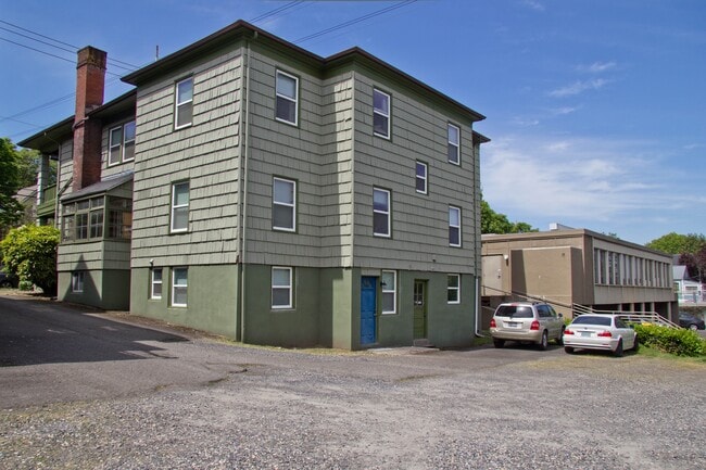 property at 3324 S Kelly Ave