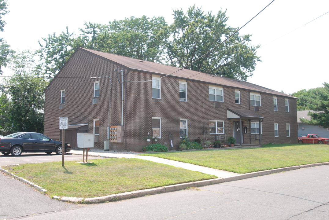 Cherry Court in Jamesburg, NJ - Foto de edificio