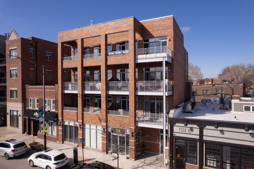 2440 W Montrose Ave in Chicago, IL - Building Photo