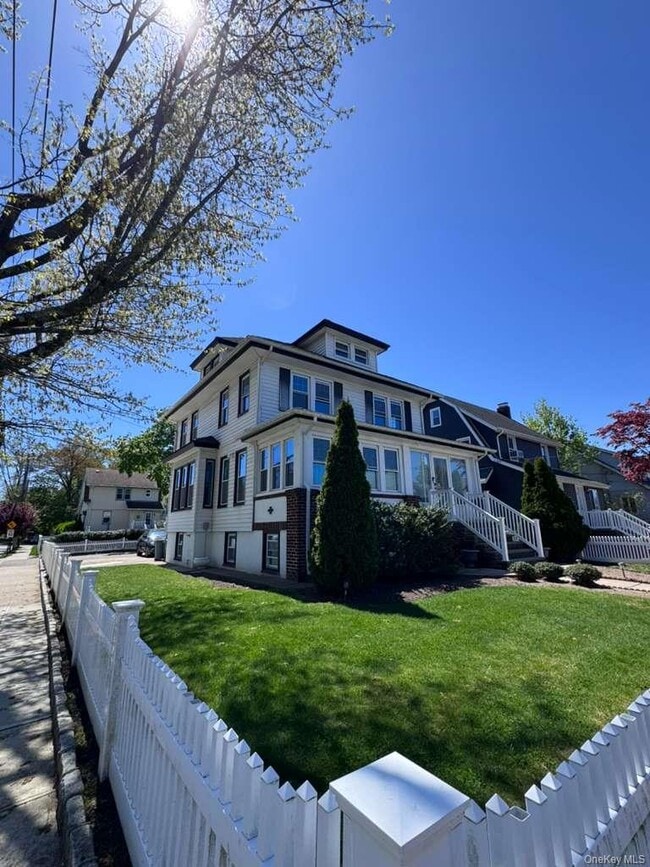 2 Leach St in Lynbrook, NY - Building Photo - Building Photo