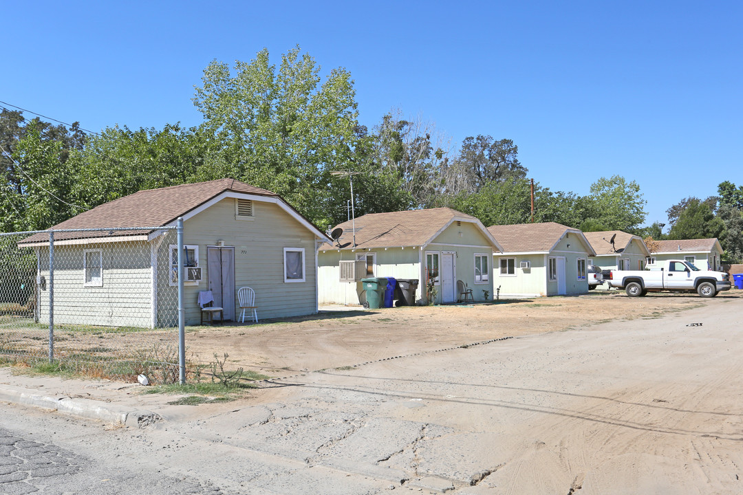 773 S Camelia Ave in Farmersville, CA - Foto de edificio