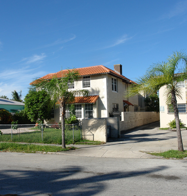 5946 NE 4th Ct in Miami, FL - Foto de edificio - Building Photo