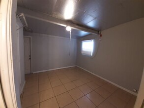 2170-2172 Davis Ct in Ft. Myers, FL - Building Photo - Building Photo