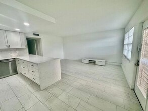 2003 Lincoln A in Boca Raton, FL - Foto de edificio - Building Photo