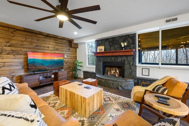 578 Mountain Dr in Gatlinburg, TN - Building Photo - Building Photo