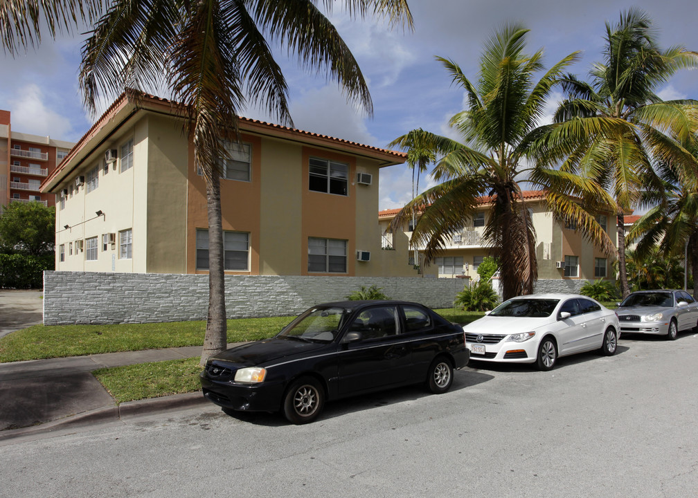 24-30 Sidonia Ave in Coral Gables, FL - Foto de edificio