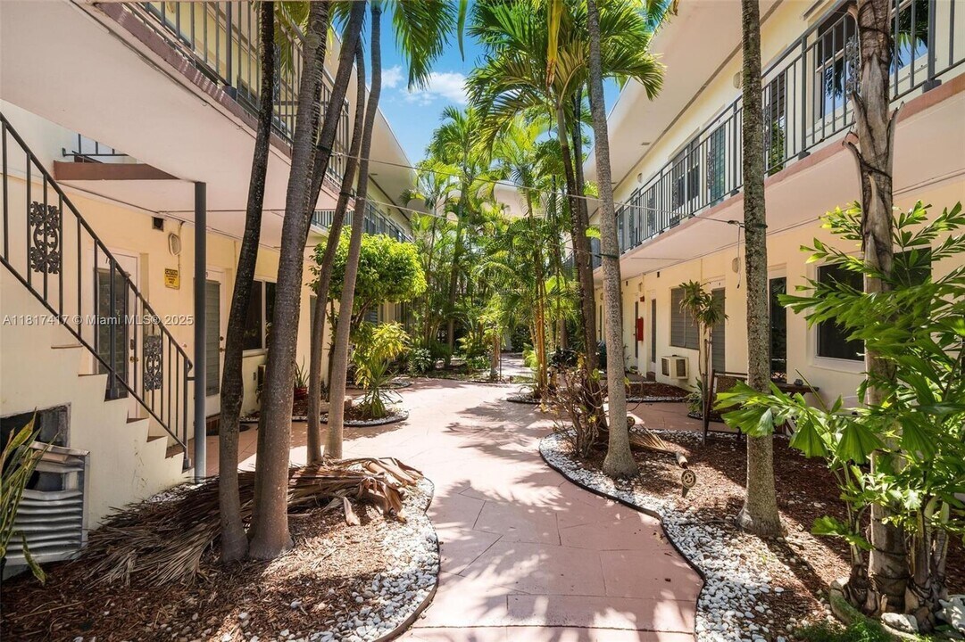 8040 Tatum Waterway Dr in Miami Beach, FL - Building Photo