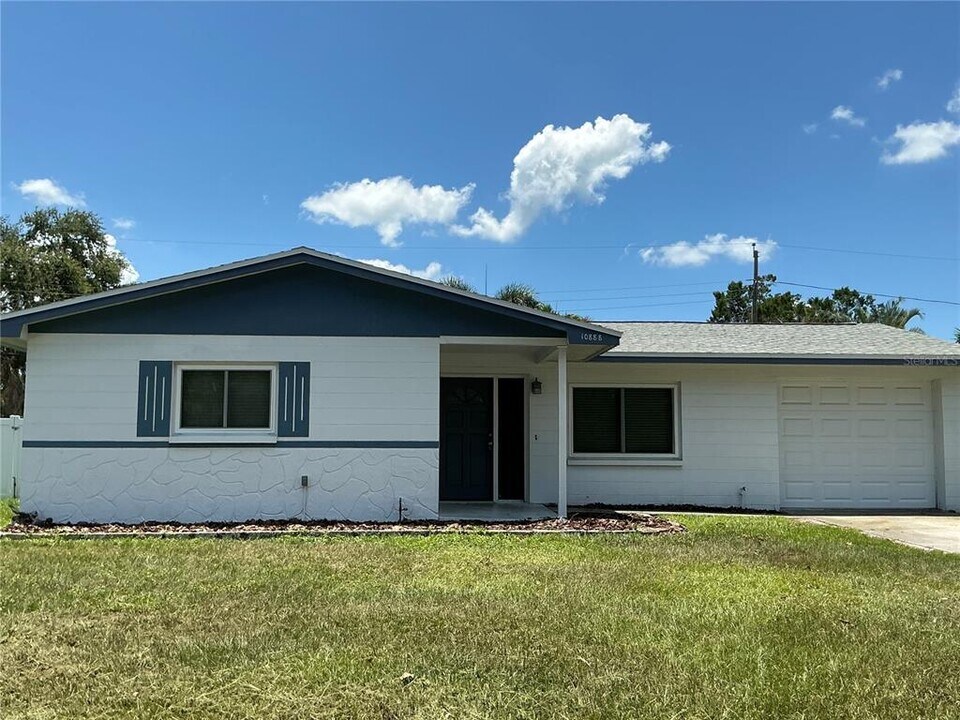 10888 Temple Ave in Seminole, FL - Building Photo