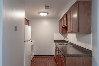 West Summerset Apartments in Amherst, NY - Building Photo - Interior Photo