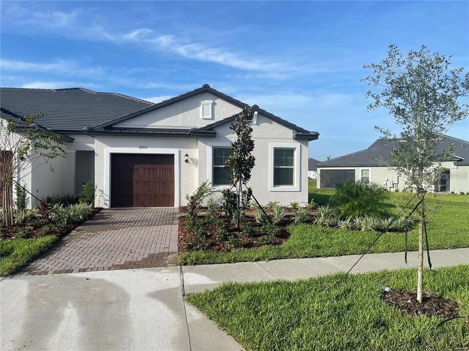 10721 Gable Dig Lp in San Antonio, FL - Building Photo