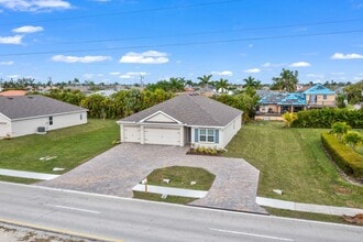 1903 Cape Coral Pky W in Cape Coral, FL - Foto de edificio - Building Photo