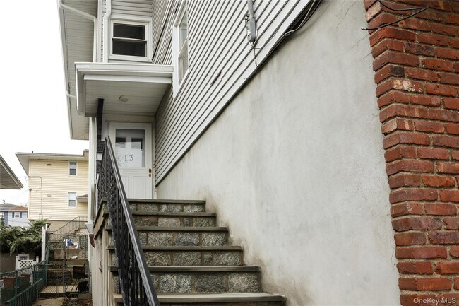 13 Regina Pl in Yonkers, NY - Building Photo - Building Photo