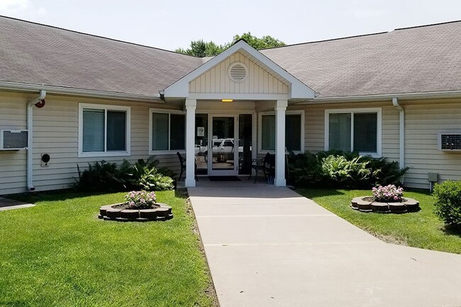 COUNTRYSIDE OF CLINTON in Clinton, IA - Foto de edificio - Building Photo