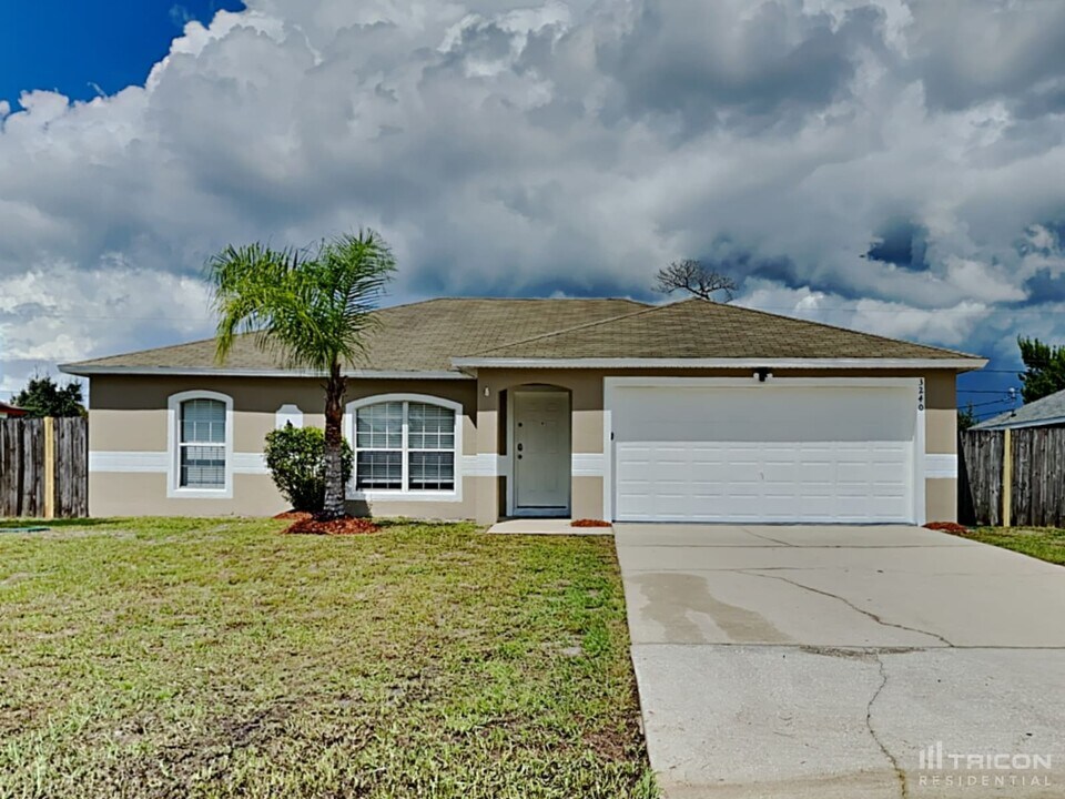 3240 Amber St in Deltona, FL - Building Photo