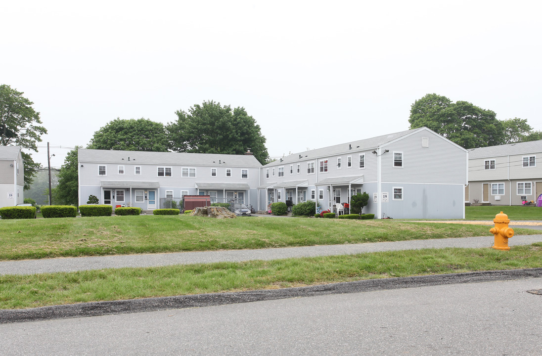 Branford Manor in Groton, CT - Building Photo