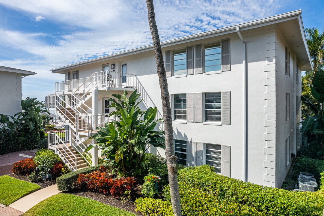 Moorings Bay Apartments in Naples, FL - Building Photo