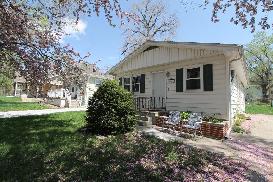 5613 S 51st St in Omaha, NE - Building Photo