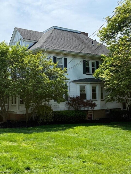 36 Malvern Pl in Verona, NJ - Building Photo