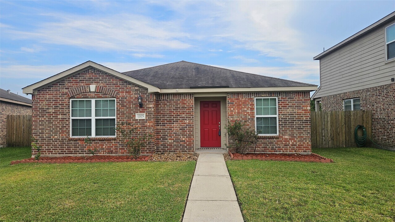 12025 Windage Dr in La Marque, TX - Building Photo