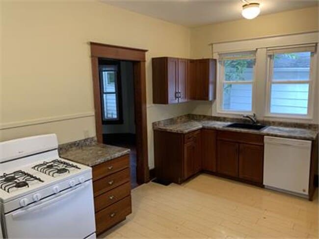 property at 401 1/2 W Vine St