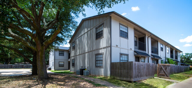 Whispering Oaks Apartment Homes Sealy in Sealy, TX - Building Photo - Building Photo