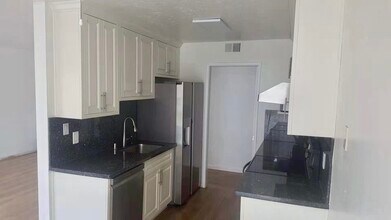 181 Del Medio Ave, Unit 210 in Mountain View, CA - Foto de edificio - Building Photo
