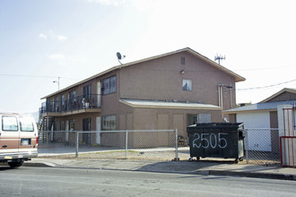 2505 Daley St in North Las Vegas, NV - Foto de edificio - Building Photo