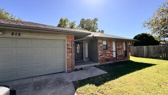 812 SE 15th St in Moore, OK - Building Photo