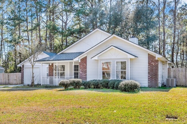 93 Cut Off Dr in Richmond Hill, GA - Foto de edificio - Building Photo