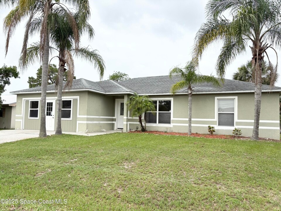 1565 Emerson Dr SE in Palm Bay, FL - Building Photo