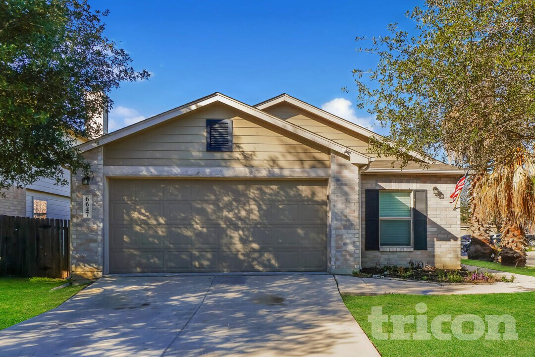 6647 Hartnet Fields in Converse, TX - Foto de edificio