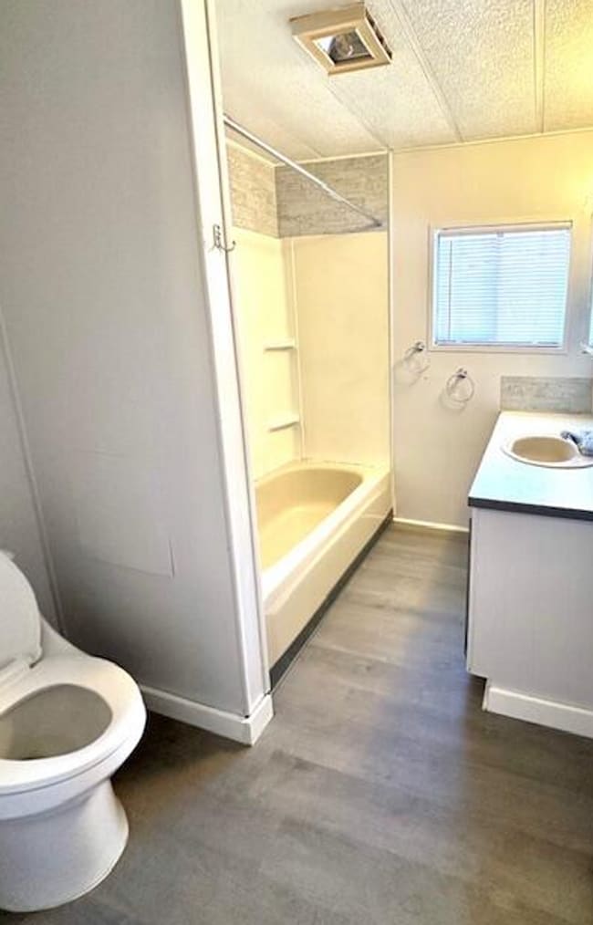 62 Erickson Ave in Shady Cove, OR - Building Photo - Building Photo