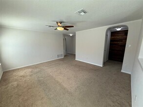 206 Windridge Dr N in Lockhart, TX - Building Photo - Building Photo
