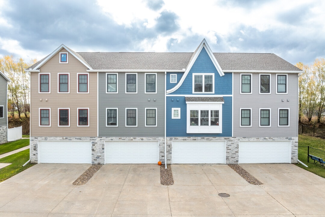 Pleasant Valley Townhomes in Bettendorf, IA - Foto de edificio