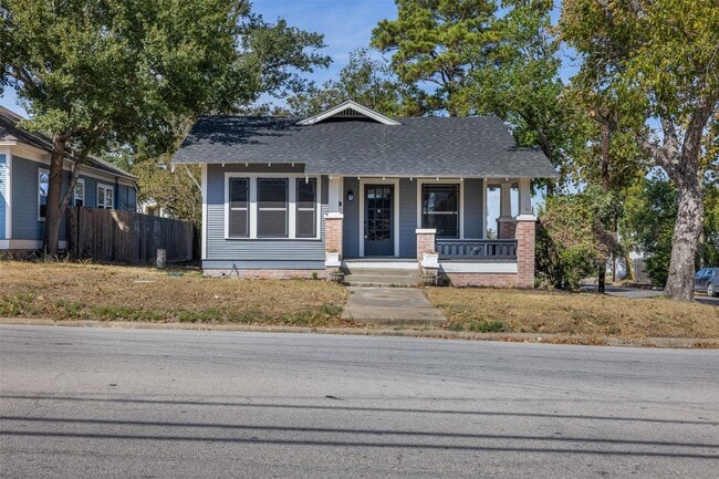 307 E Academy St in Brenham, TX - Building Photo - Building Photo