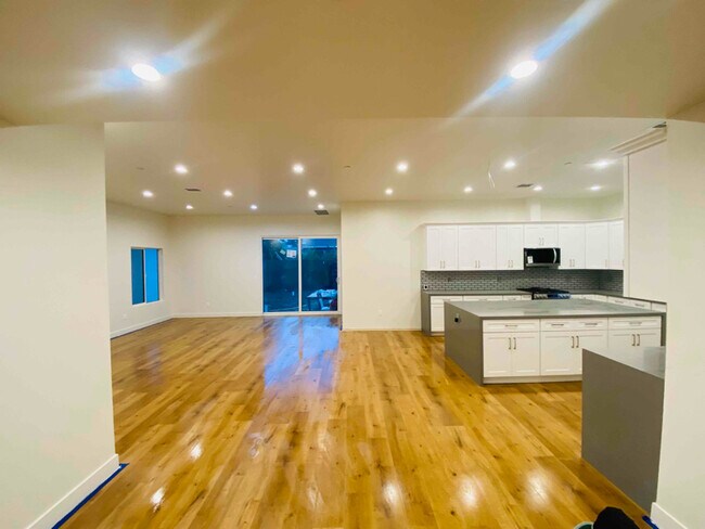 22654 Miranda St, Unit 22654 in Los Angeles, CA - Building Photo - Building Photo