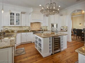 165 Broad Ave S in Naples, FL - Foto de edificio - Building Photo