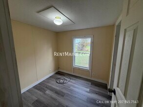 8 Hall Dr in Hudson, ME - Building Photo - Building Photo