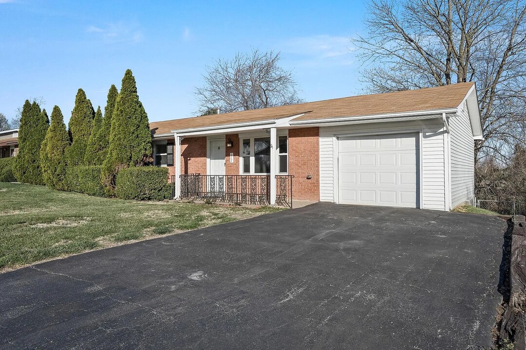 617 S Duchesne Dr in St. Charles, MO - Building Photo