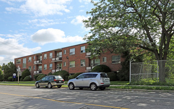 Longwood Apartments in Hamilton, ON - Building Photo - Building Photo