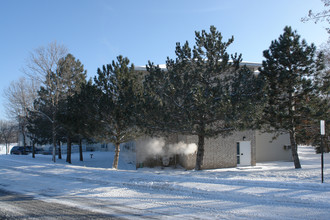 River Oaks of Anoka in Anoka, MN - Foto de edificio - Building Photo