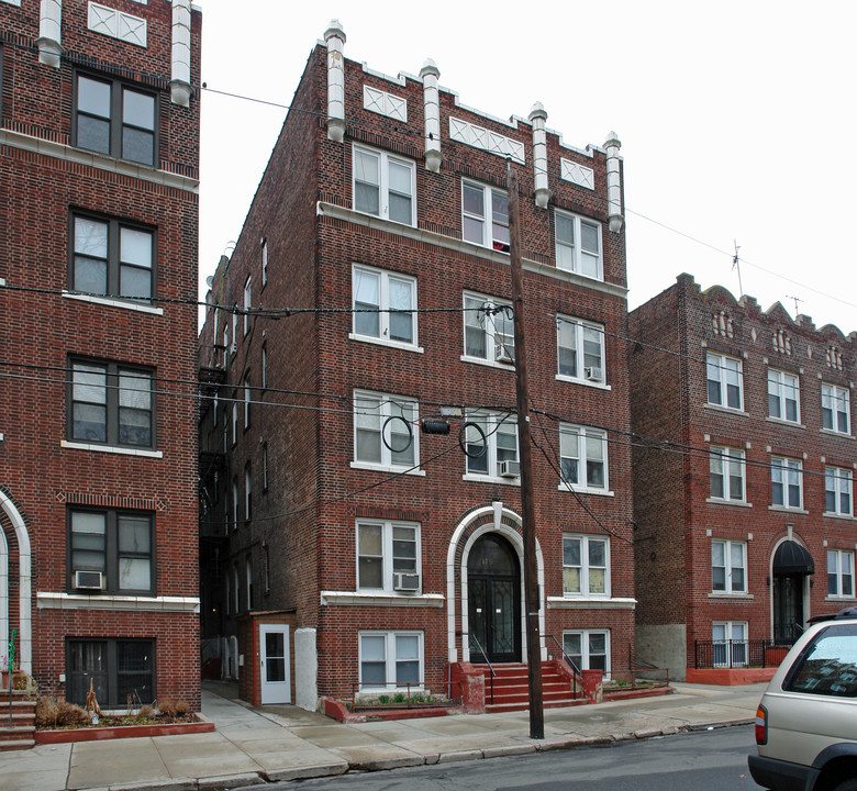 175 W 48th St in Bayonne, NJ - Building Photo