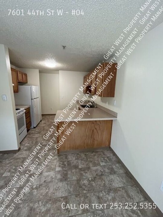 7601 44th St W-Unit -#04 in University Place, WA - Foto de edificio