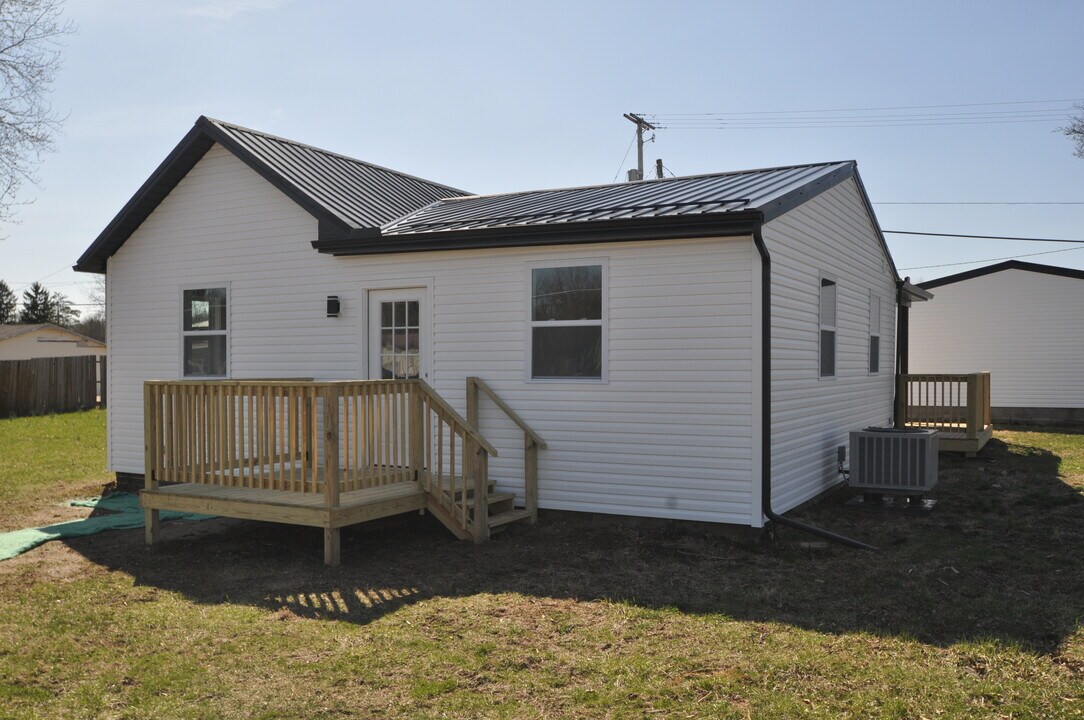 68 E Main St, Unit House in Zanesville, OH - Building Photo