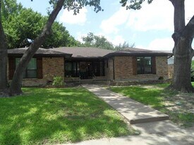 7035 Kingsbury Dr in Dallas, TX - Building Photo