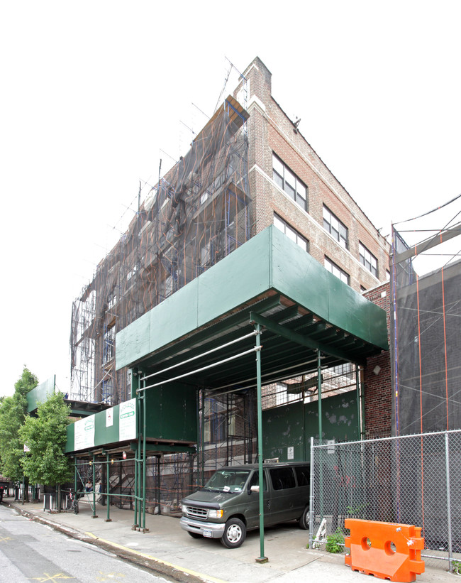 220 25th St in Brooklyn, NY - Foto de edificio - Building Photo