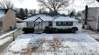 3134 Ward Ln in Wantagh, NY - Building Photo