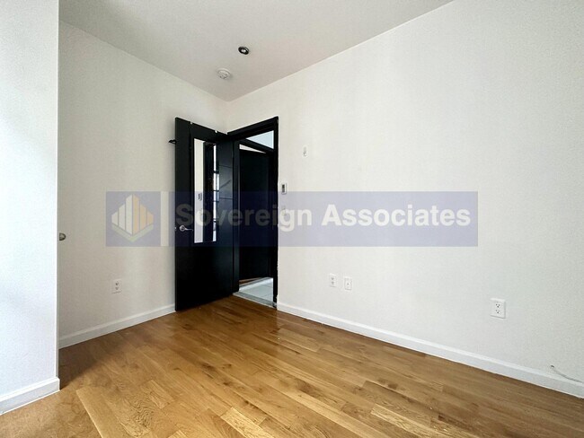 932 Amsterdam Ave in New York, NY - Building Photo - Building Photo