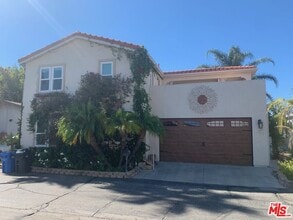 117 Navajo in Topanga, CA - Building Photo - Building Photo