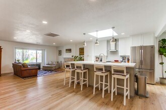 351 Village Run E in Encinitas, CA - Foto de edificio - Building Photo